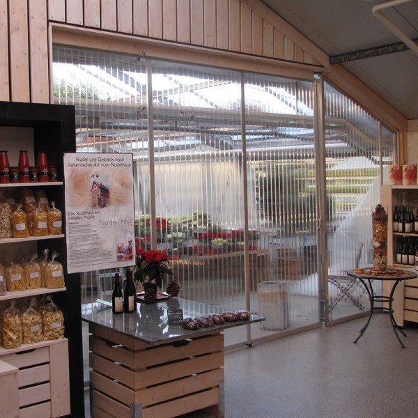 Plexiglas Alltop Stegplatten als transparente Trennwand zwischen Verkaufsraum und einem Gewächshaus